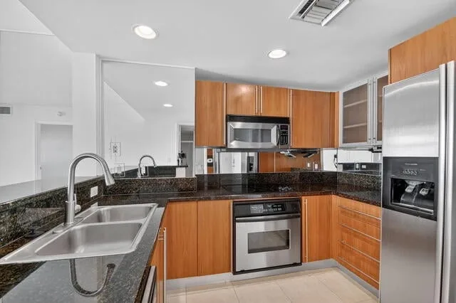 610 Clematis Unit 831 photo 2