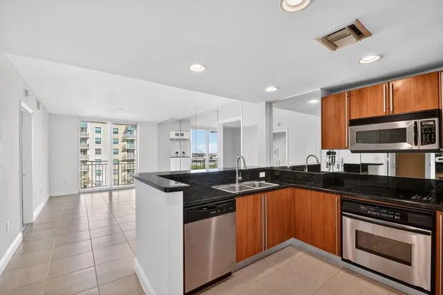 610 Clematis Unit 831 photo 4