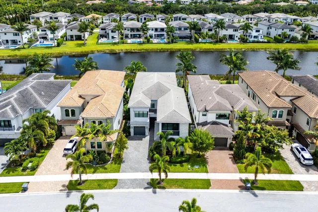 Boca Bridges Residence photo 2