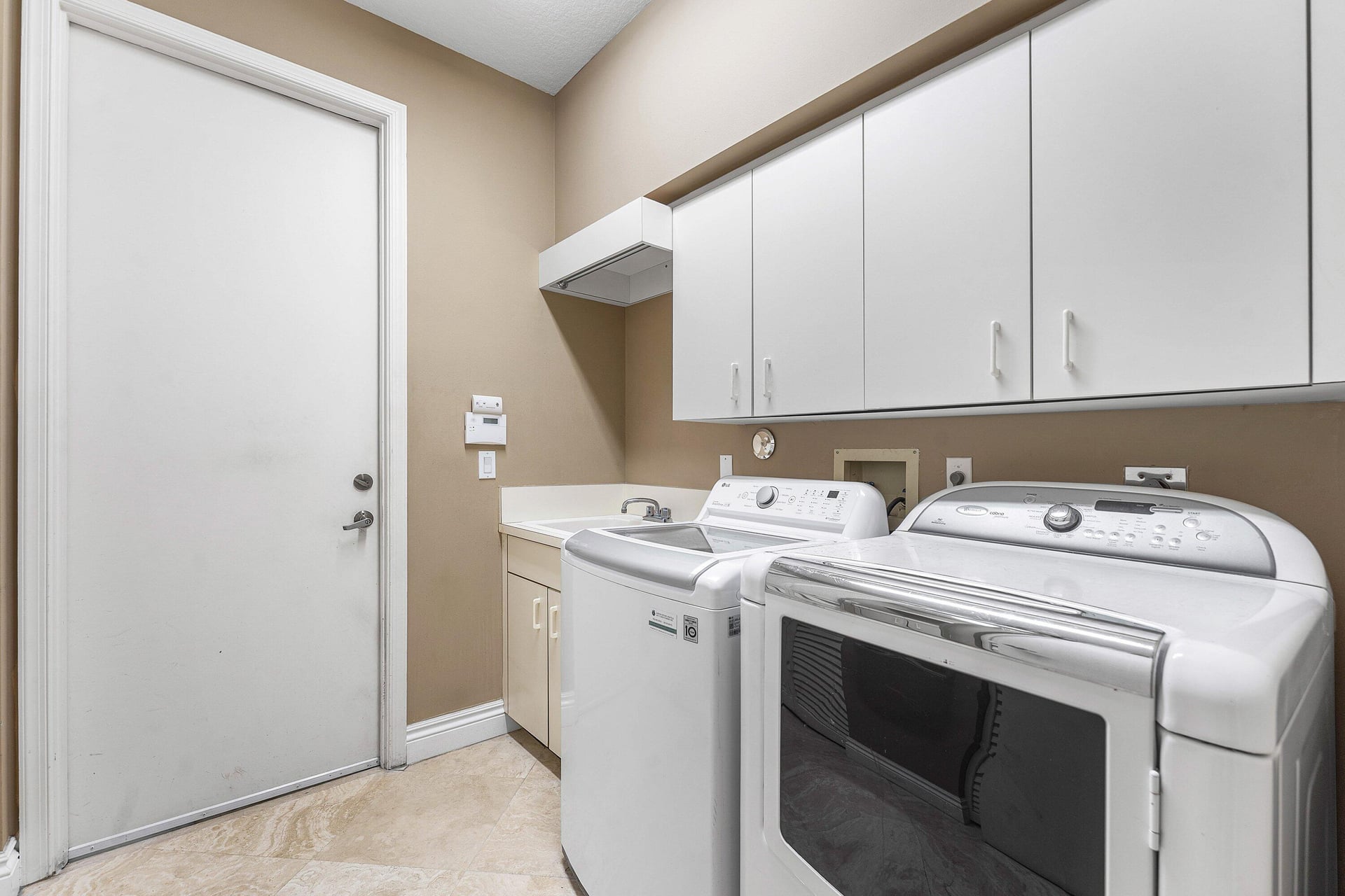 Seasons Residence photo 25