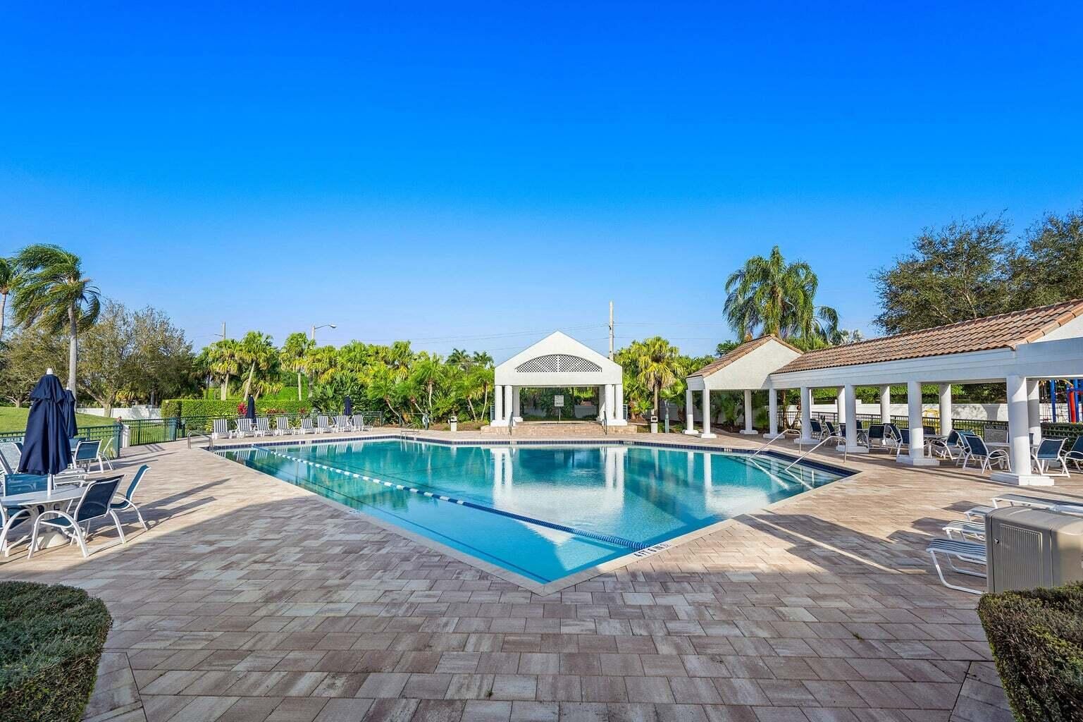 Seasons Residence photo 41