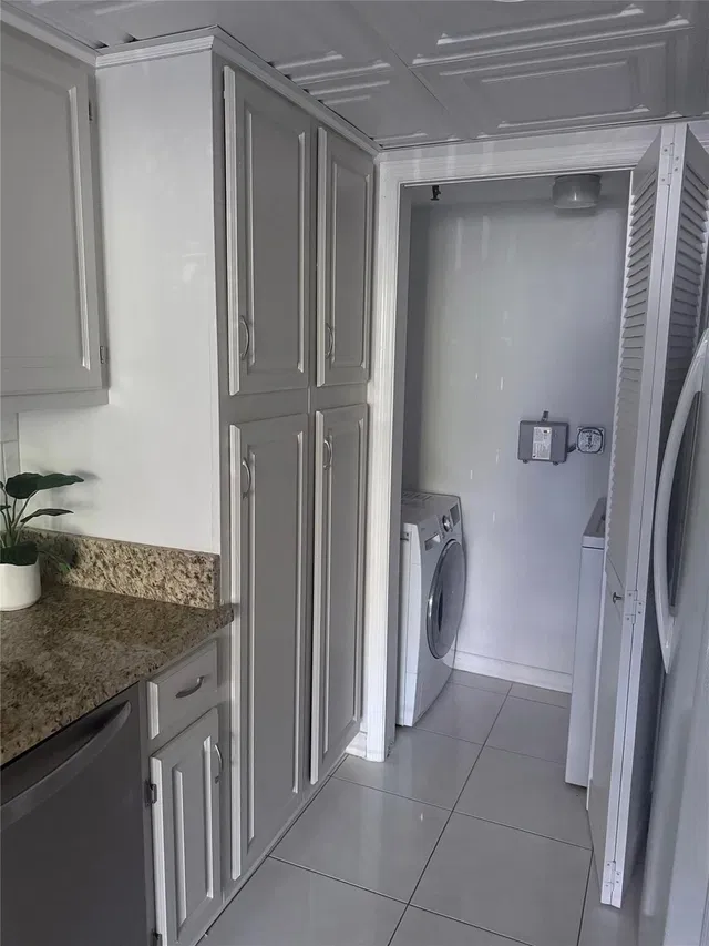 Unit 1040 photo 6