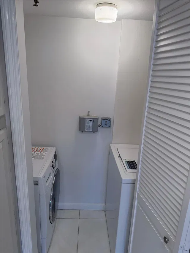 Unit 1040 photo 7