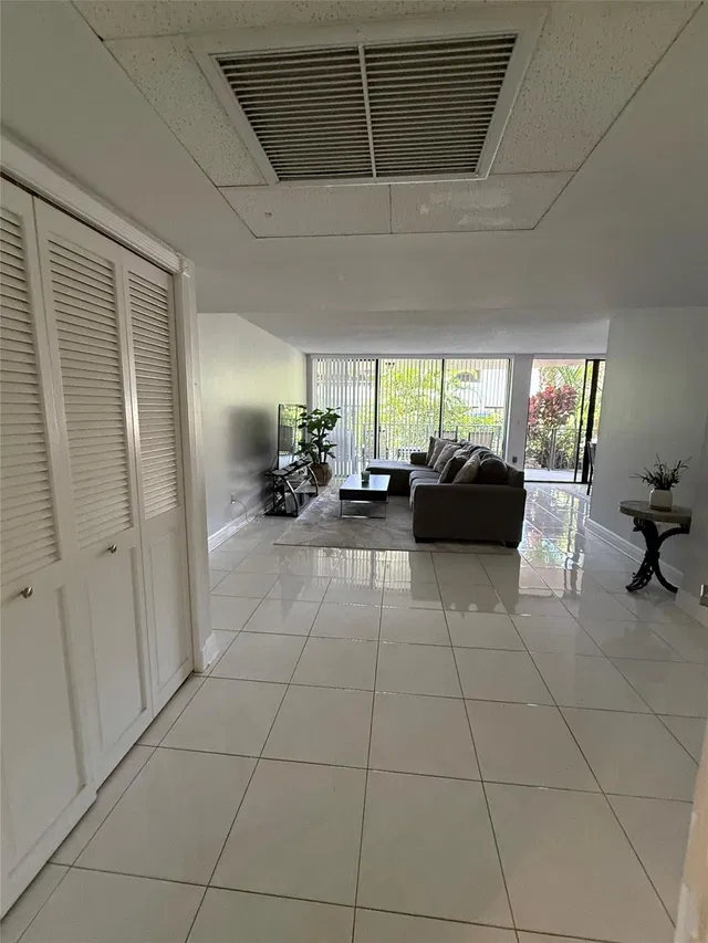 Unit 1040 photo 9