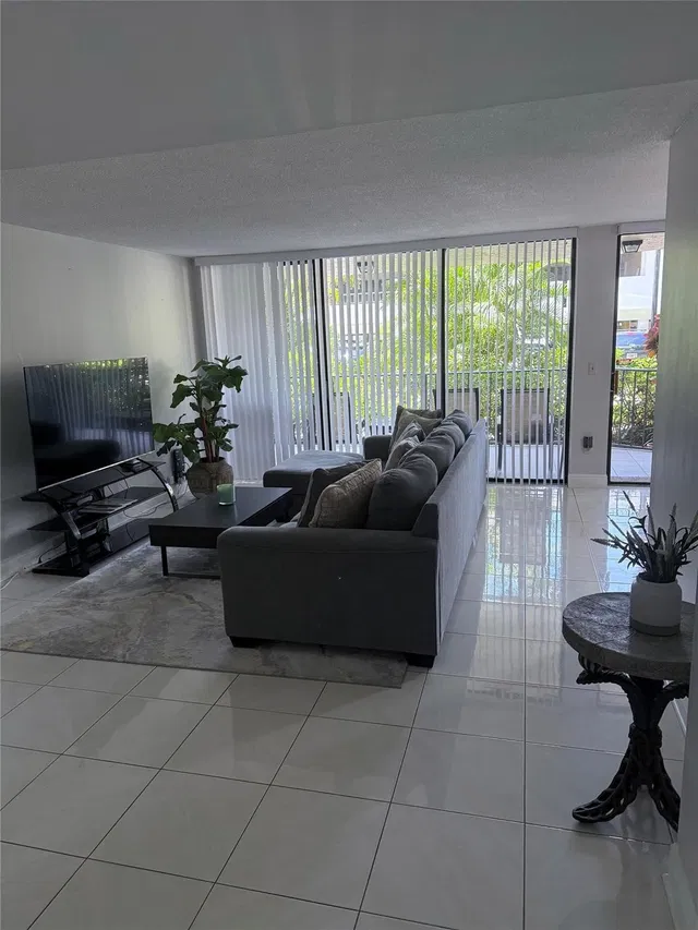 Unit 1040 photo 10
