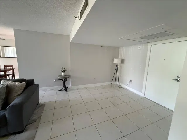 Unit 1040 photo 12