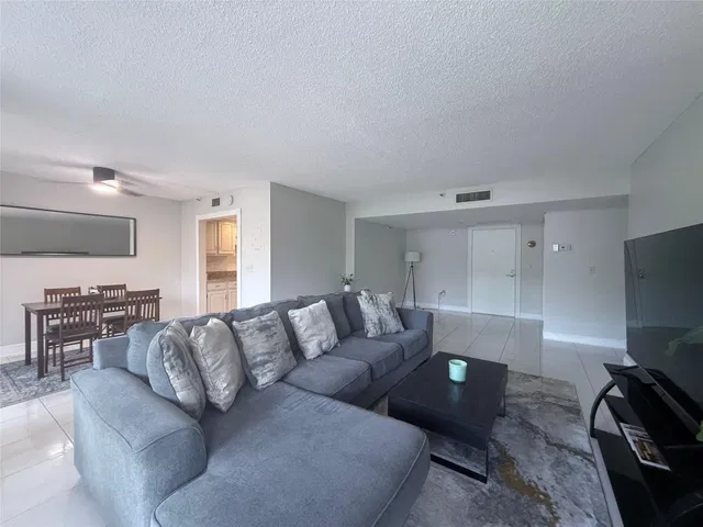 Unit 1040 photo 13