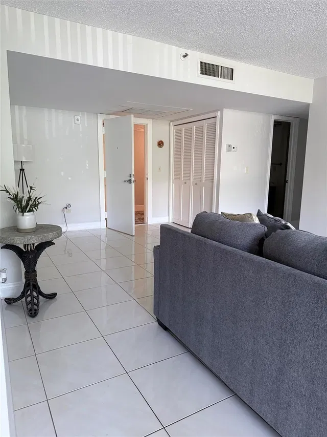 Unit 1040 photo 15