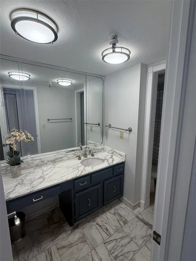 Unit 1040 photo 16