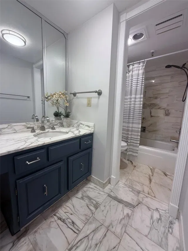 Unit 1040 photo 17