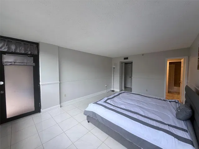 Unit 1040 photo 19