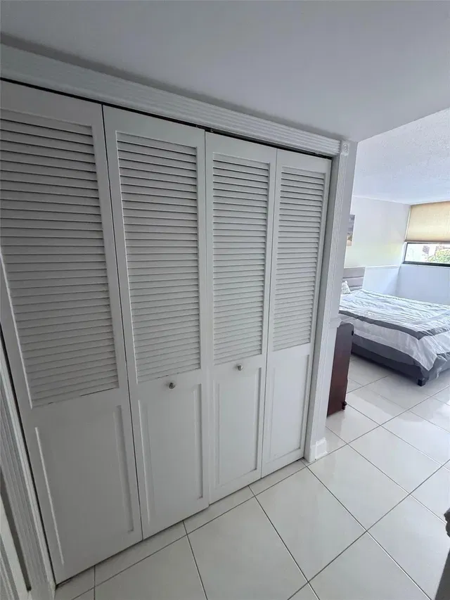 Unit 1040 photo 20