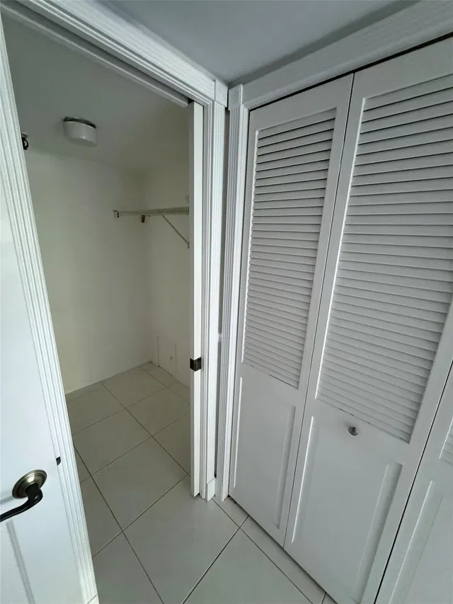 Unit 1040 photo 21