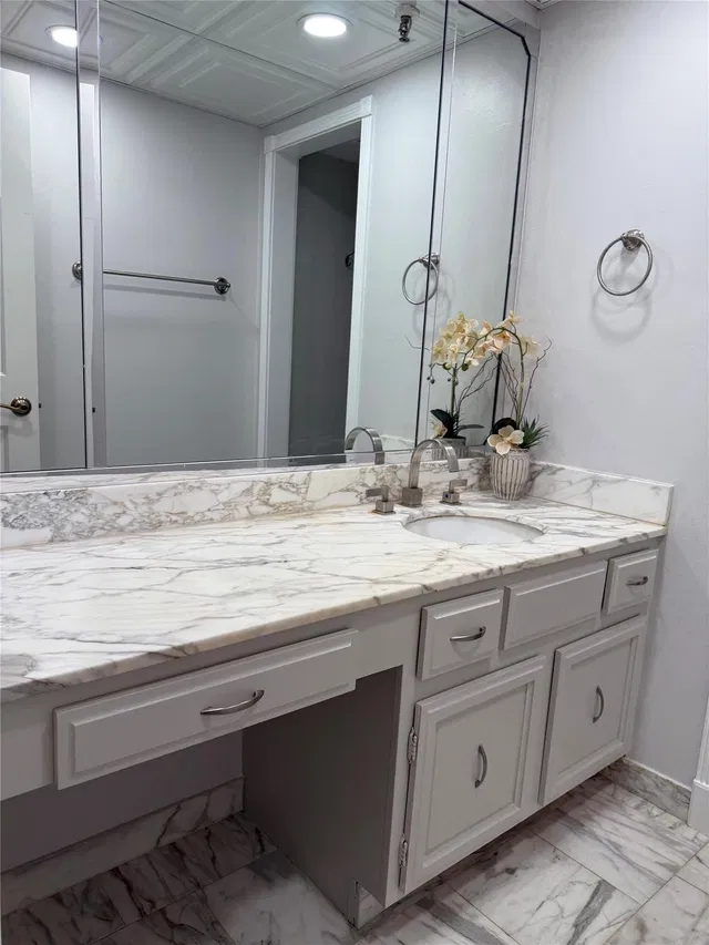 Unit 1040 photo 29