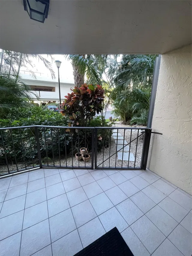 Unit 1040 photo 32