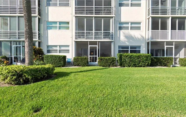 Unit 104 photo 4