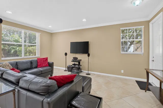 Unit 1608 photo 3