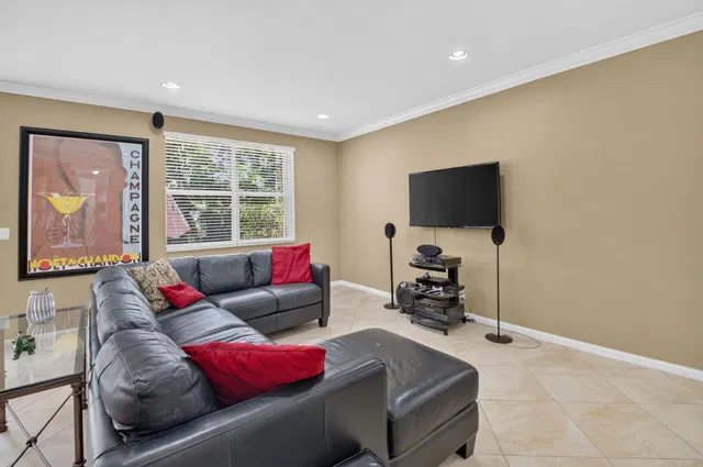 Unit 1608 photo 4