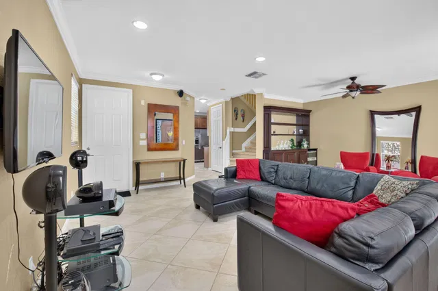 Unit 1608 photo 5