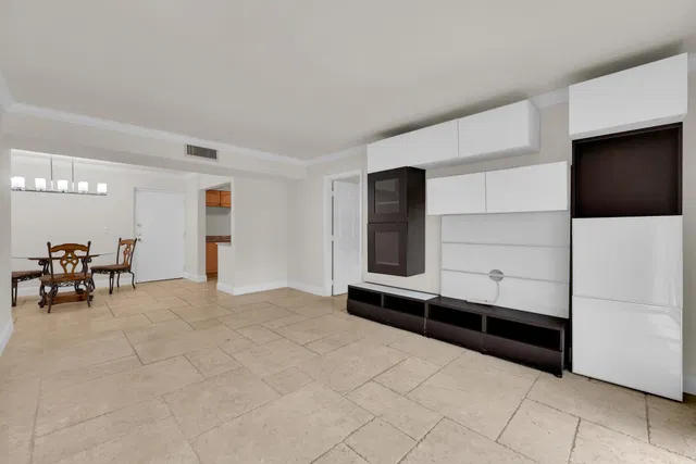 Unit 1140 photo 13