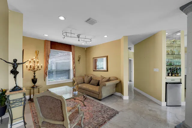 Residence photo 12