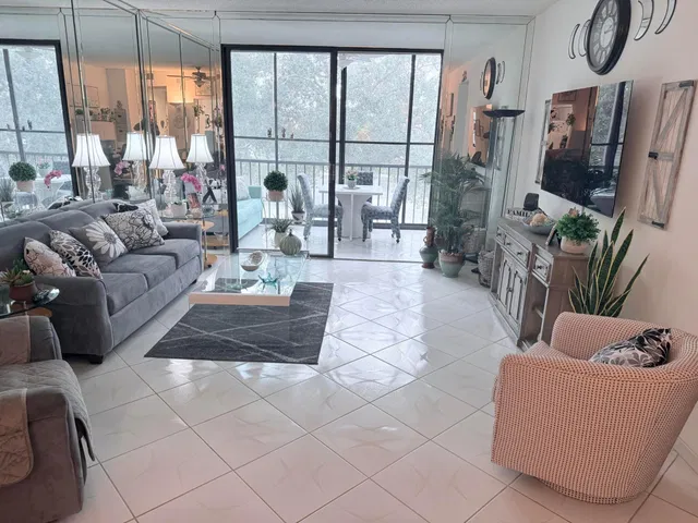 Unit 404 photo 2