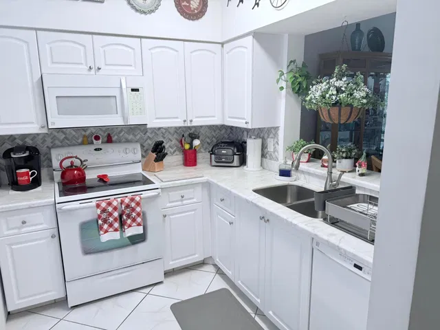 Unit 404 photo 6