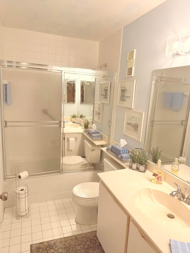 Unit 404 photo 13