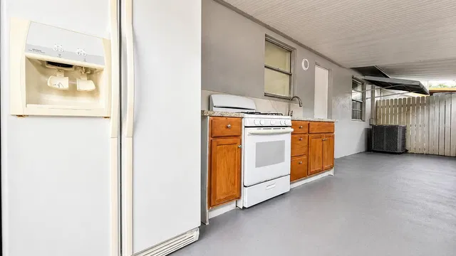 Unit B photo 8