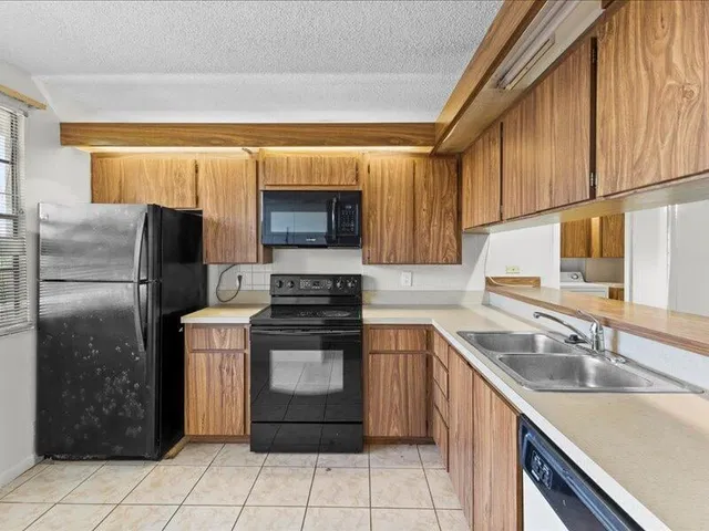 Unit 406 photo 3