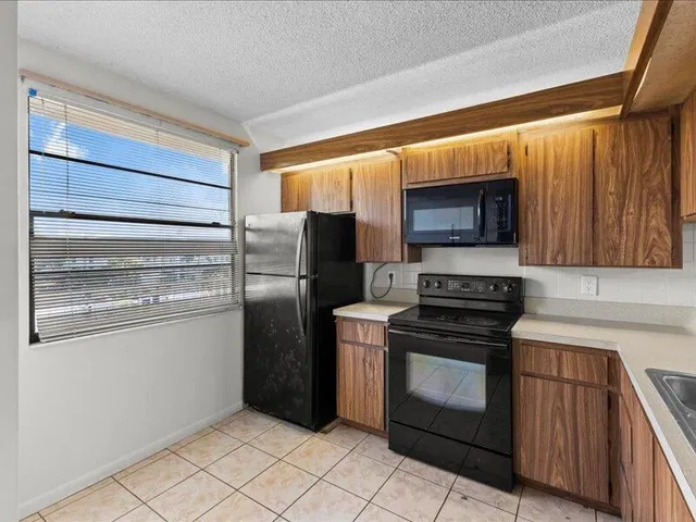 Unit 406 photo 4