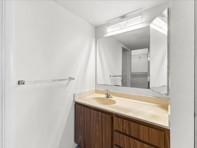 Unit 406 photo 8