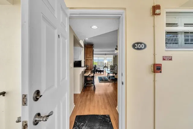 Unit 300 photo 5