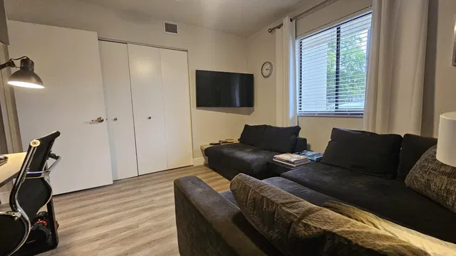Unit 1040 photo 9
