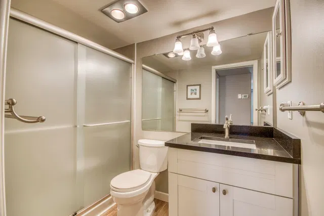 Unit 1112 photo 17