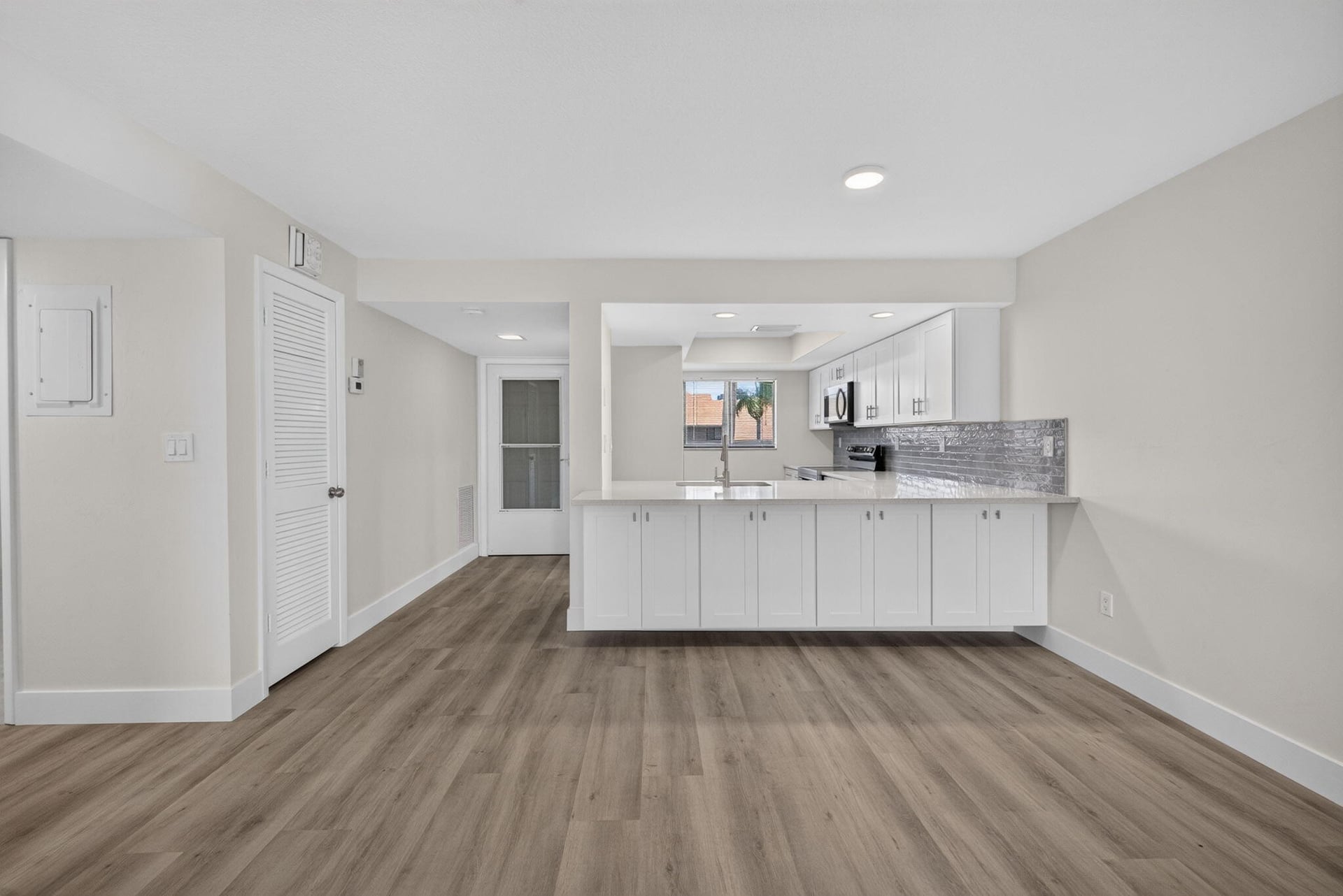 Unit 10-205 photo 5