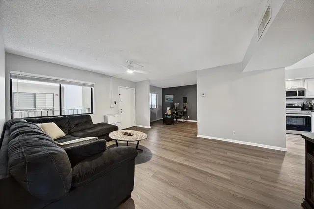 Unit 214 photo 4