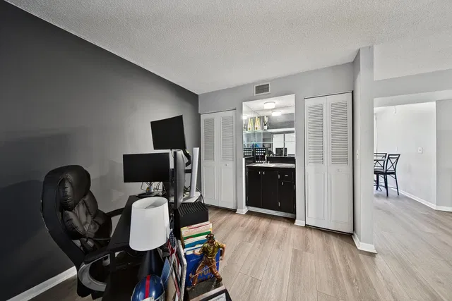 Unit 214 photo 8