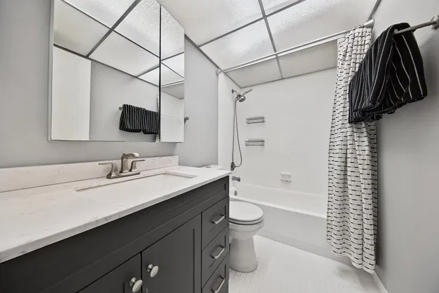 Unit 214 photo 21