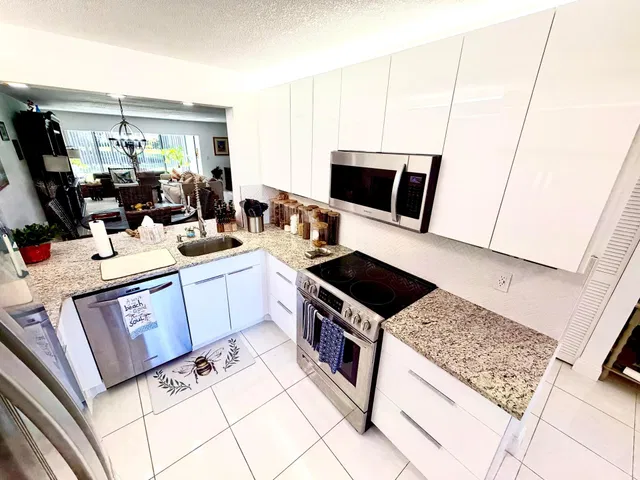 Unit 1214 photo 11