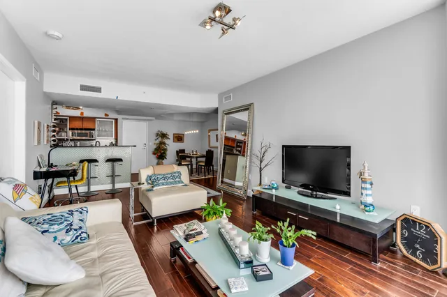 The Slade Unit 817 photo 7