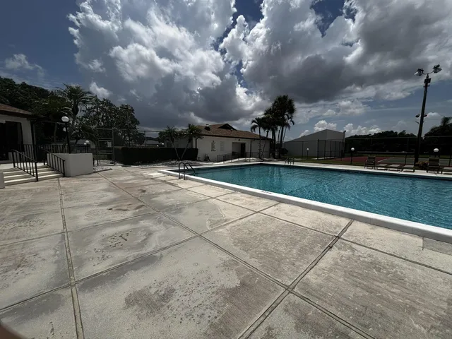 Unit 49 photo 12
