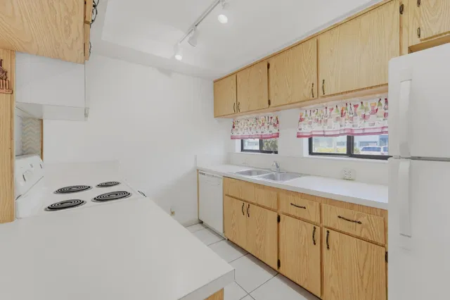 Unit 133 photo 2