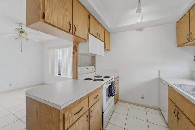 Unit 133 photo 3