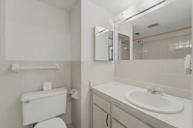 Unit 133 photo 14