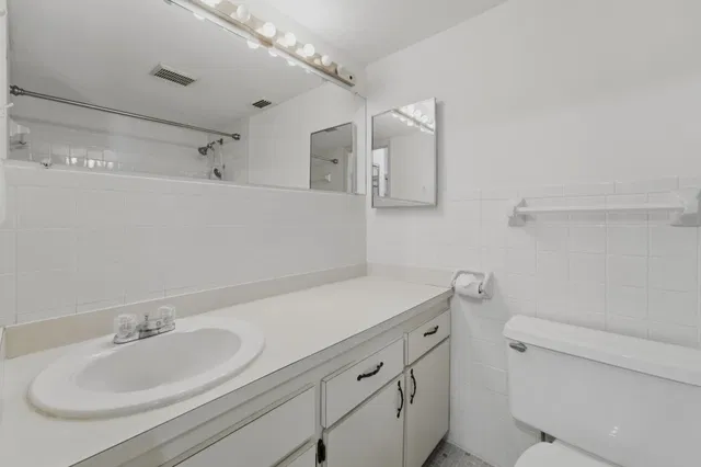 Unit 133 photo 19