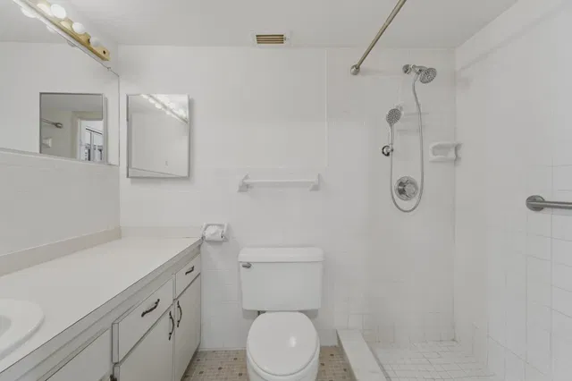 Unit 133 photo 20