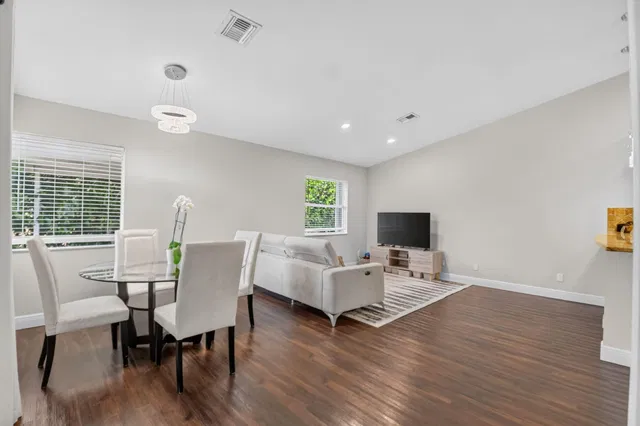 Residence photo 24