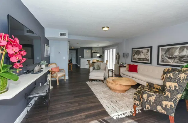 Unit B306 photo 2