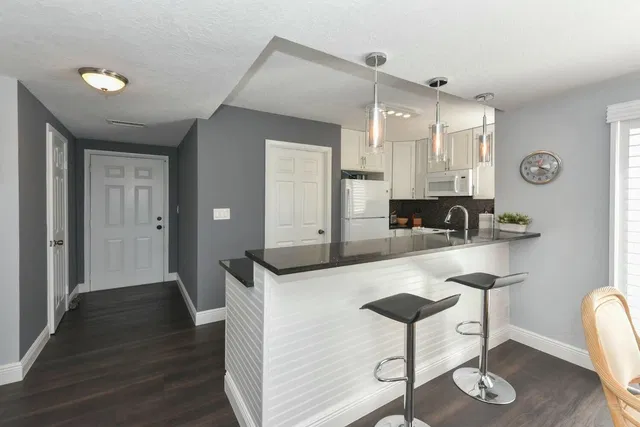 Unit B306 photo 3